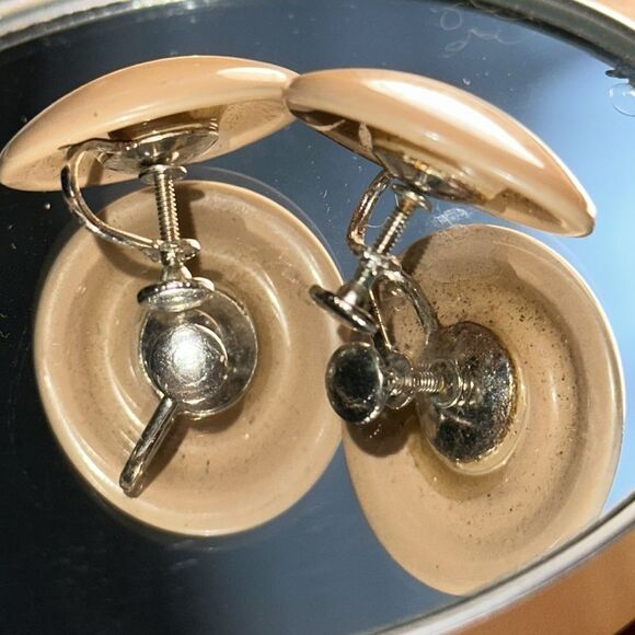 Vintage 60s tan disk plastic screw back earrings - Picture 2 of 4